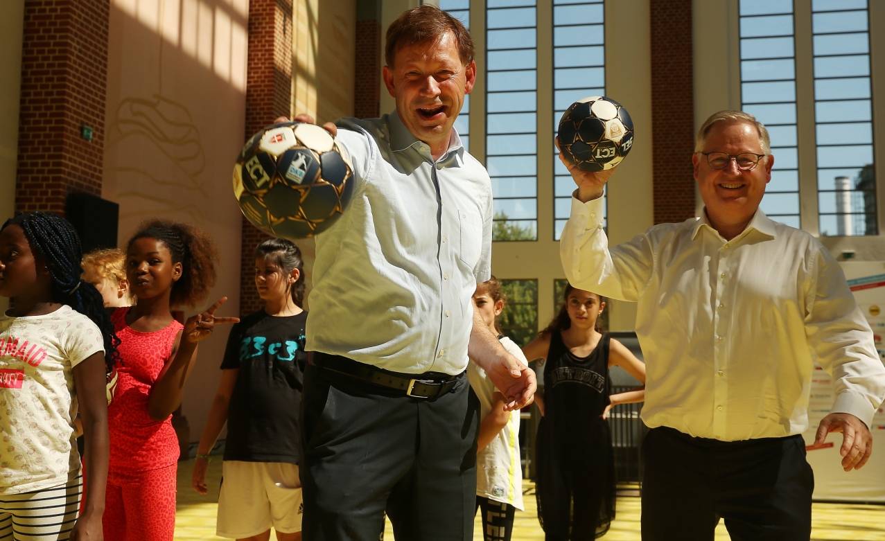  Stadtdirektor Burkhard Hintzsche (li.) und Stadtwerke-Vertriebsvorstand Manfred Abrahams stellten die Sportinformationsmesse "Kids in Action" vor.  