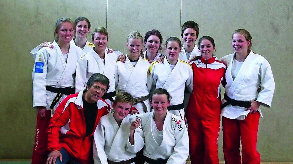  Frauenpower bei den Judokas des Post SV: Stehend von links: Leonie Beyersdorf, Frederike Hesse, Carin Schröter, Hannah von Barany, Anna Samusch, Anja Tholema, Marie Schnabel, India Rauber und Laura Reuter. Kniend von Links: Harry Neuhaus, Anika Potthoff und Sophia Allex. 