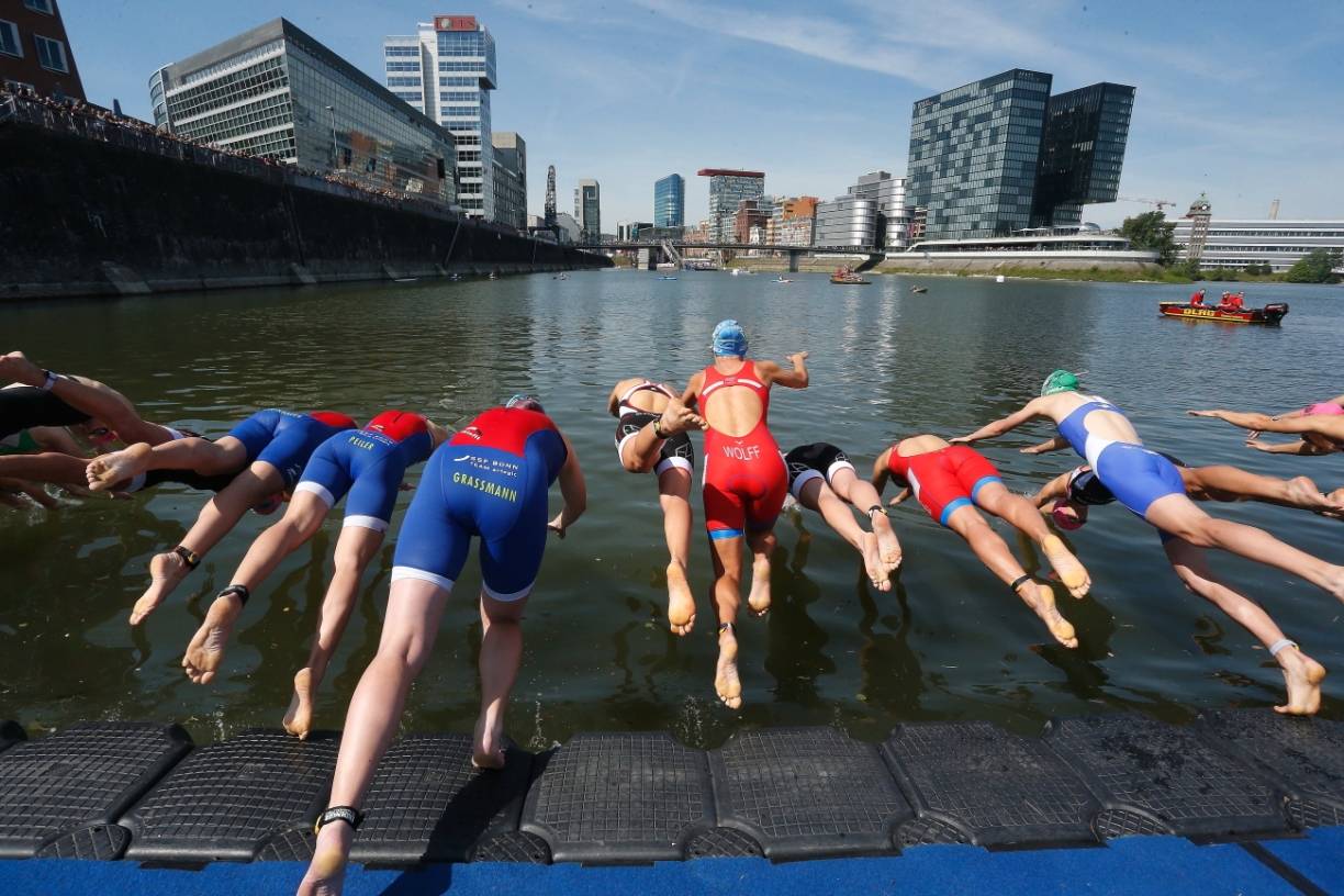  Triathlon-Schwimmer beim Start im Hafen 