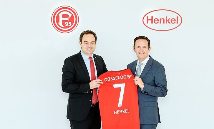  Fortuna-Vorstandsvorsitzender Robert Schäfer und Henkel-Vorstandsvorsitzender Hans Van Bylen mit dem neuen Fortuna-Trikot, das Anfang Juli der Öffentlichkeit offiziell vorgestellt wird. 