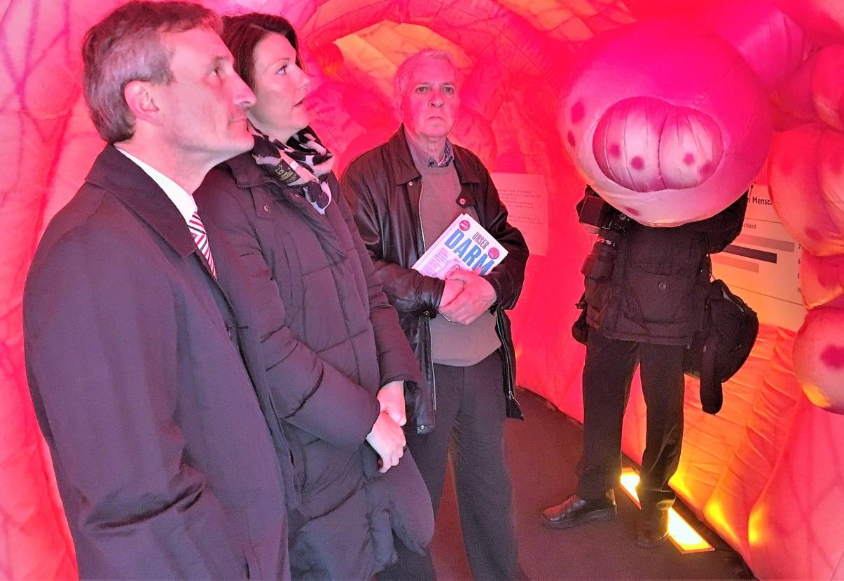  Oberbürgermeister Thomas Geisel informierte sich im vergangenen Jahr als Schirmherr der Veranstaltung ausführlich über die Entwicklung von Darmkrebs. 
