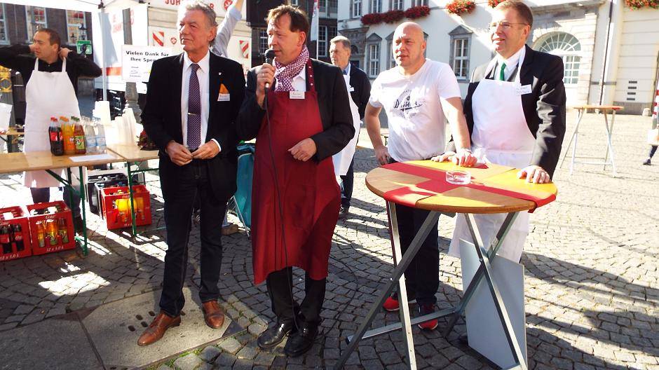 Stadtdirektor Burkhard Hintzsche hielt mit Wolfgang Rolshoven die Eröffnungsrede....