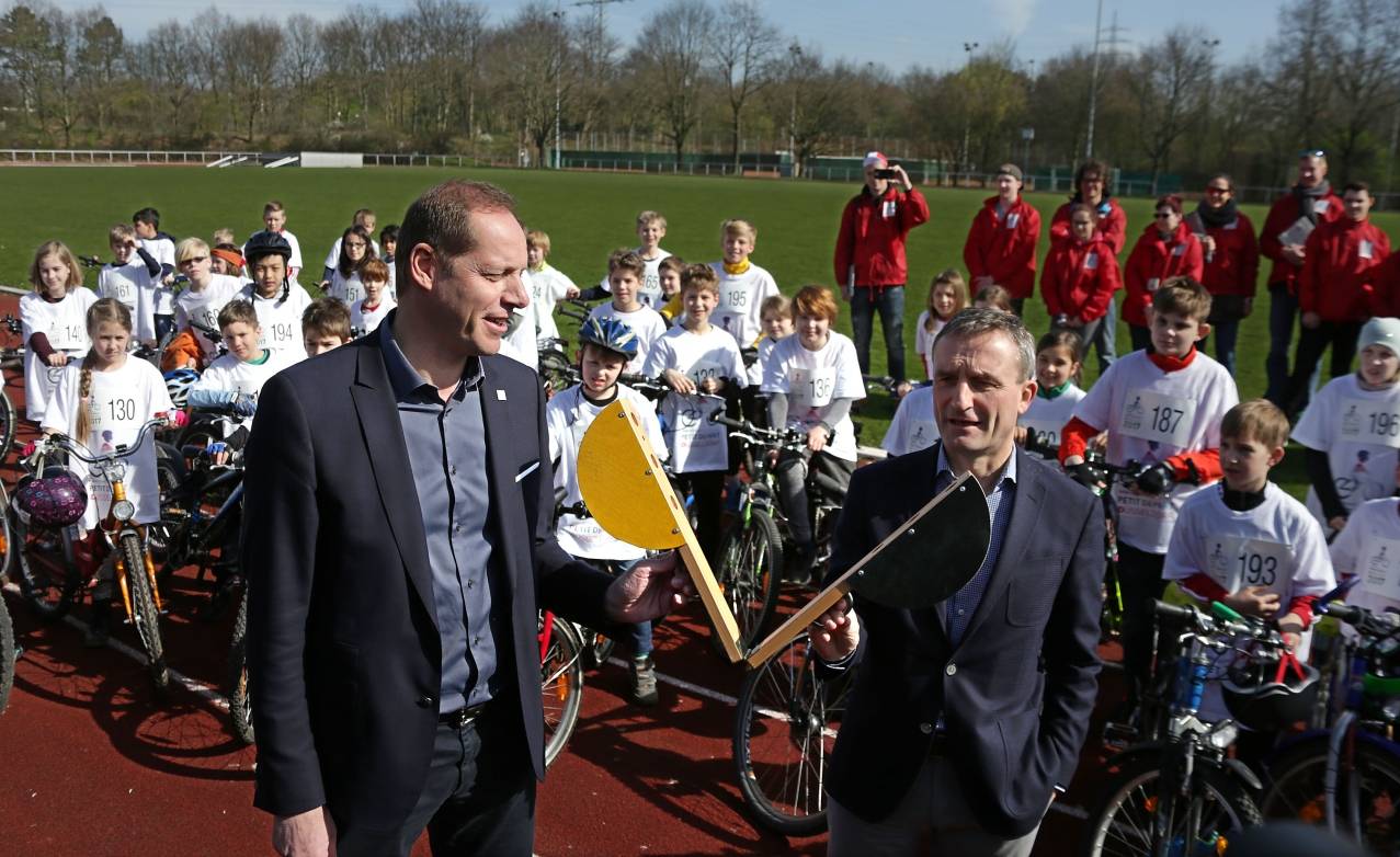  Tour-Direktor Christian Prudhomme (l.) und OB Thomas Geisel gaben am 25. März 2017 den Startschuss zur Premiere des Petit Départ. 2018 startet der Kinderradwettbewerb in Oberkassel. 