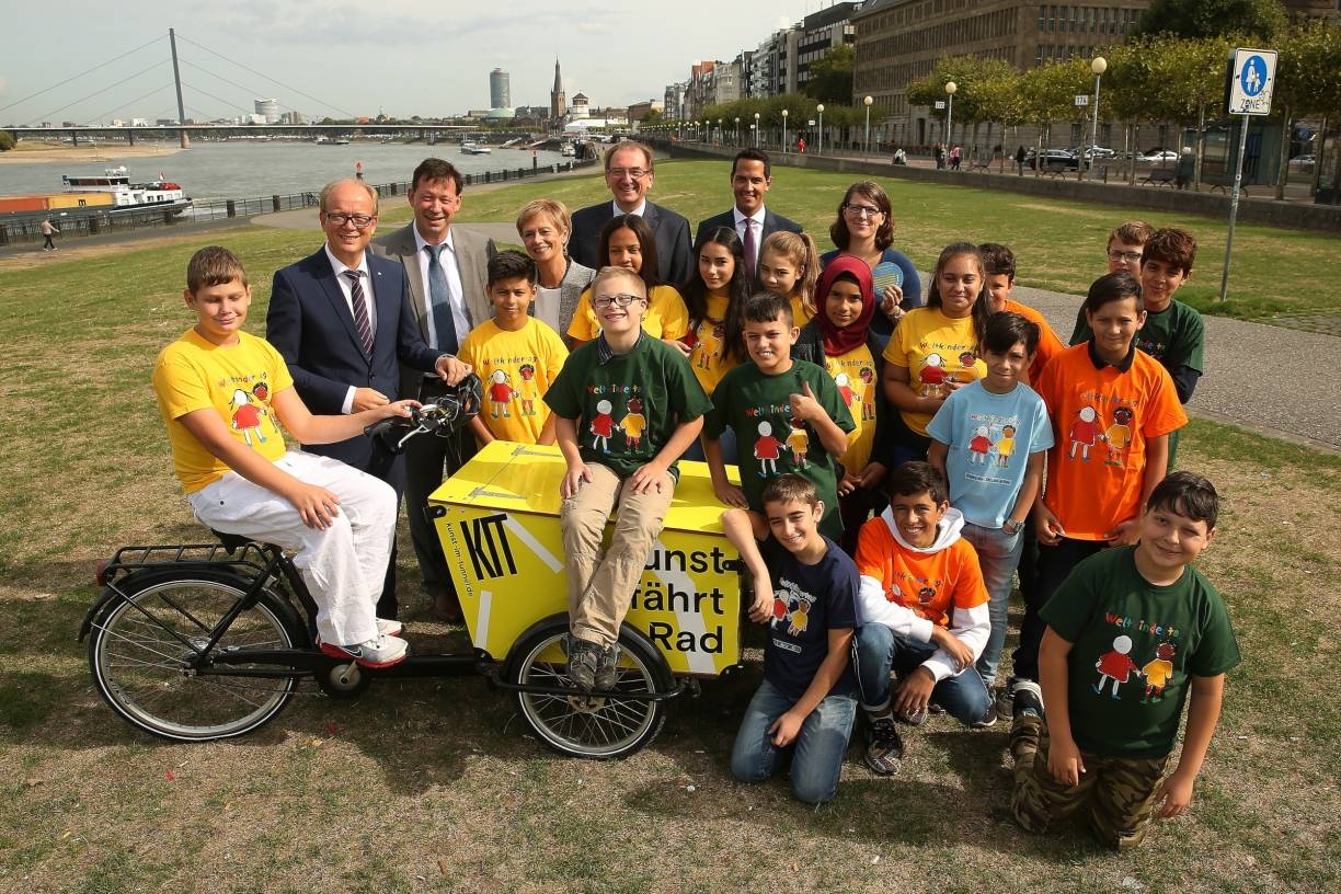  Präsident des Landtags André Kuper, Stadtdirektor Burkhard Hintzsche und Brigitte Herzmann, UNICEF Düsseldorf, (v. l.) mit weiteren Partnern des Weltkindertags und Kindern der Gemeinschaftshauptschule Bernburger Straße.  