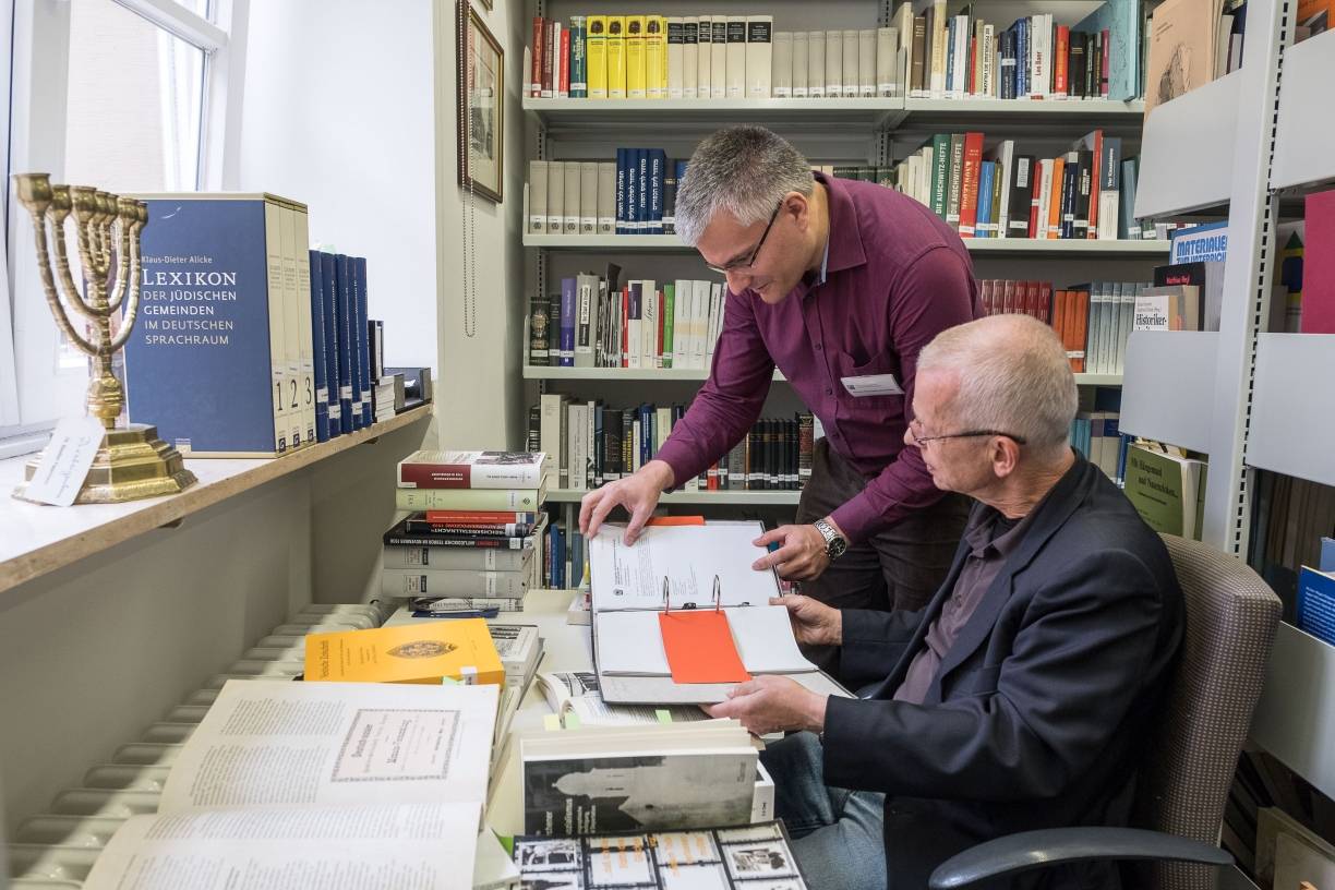  Auf Spurensuche: Immo Schatzschneider und Gerd Genger leisten bei der Recherche regelrechte Detektivarbeit. 