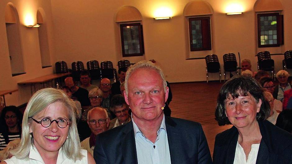  Loring Sittler vor seinem Referat mit Barbara Krug (li.) von der Bürgerstiftung und Petra Wienß vom zentrum plus. 
