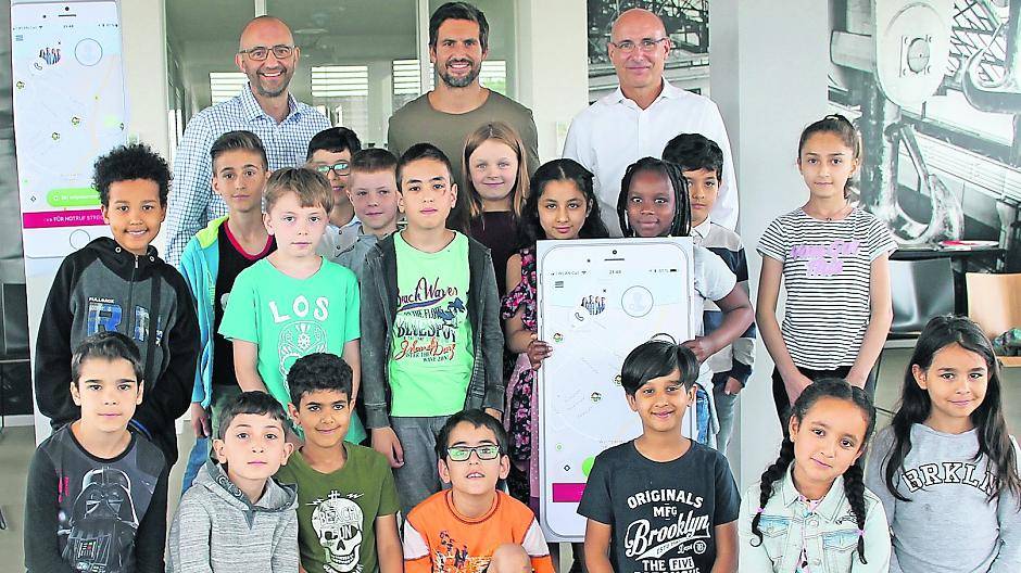  Jerome Braun von der Stiftung „Hänsel und Gretel“, Schauspieler Tom Beck, Albert Damen, Mitentwickler von Way Guard, (hinten, v. l.) und die Kinder der Grundschule St. Michael in Eller. 