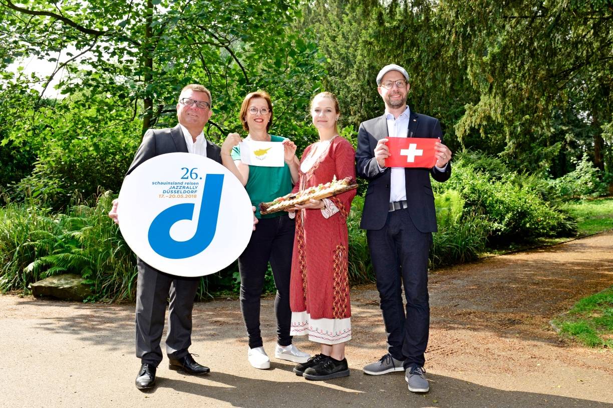  Musik aus 30 Nationen - Jazz Rally international. Im Bild v. l.: Boris Neisser, Vorstand Destination Düsseldorf, Ekavi Charalambidou, Direktorin Fremdenverkehrszentrale Zypern, Alanah in zypriotischer Tracht und Thomas Vetsch, District Manager beim Schweiz-Tourismus.  