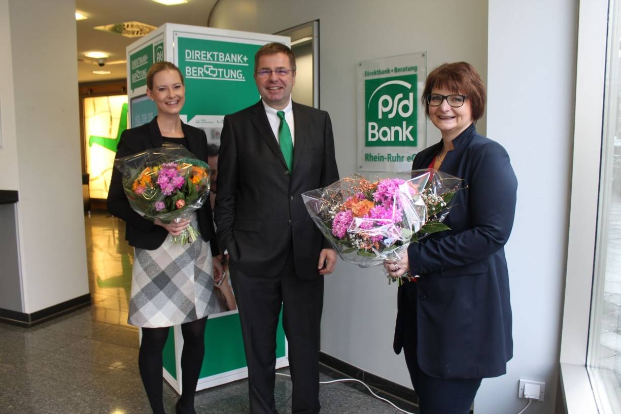  Christine Neumann von der DKMS, PSD-Bank Vorstand August Wilhelm Albert und Lisa Deichmann, Mitarbeiterin der PSD Bank und Initiatorin des Spenden-Projekts. 