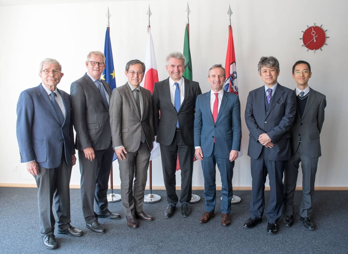  Dr. Ruprecht Vondran (DJW), Andreas Schmitz (IHK), Japans Generalkonsul Ryuta Mizuuchi, NRW-Wirtschaftsminister Prof. Dr. Andreas Pinkwart, Oberbürgermeister Thomas Geisel, Masaru Abe (JIHK) und Ryo Koba (JETRO, v.l.n.r.). 