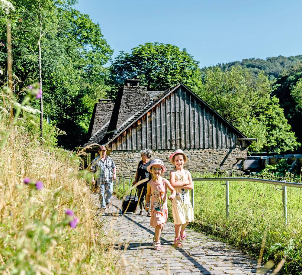  Gemeinsam mit Oma und Opa auf Tagesausflug: Ferien können so schön sein. 