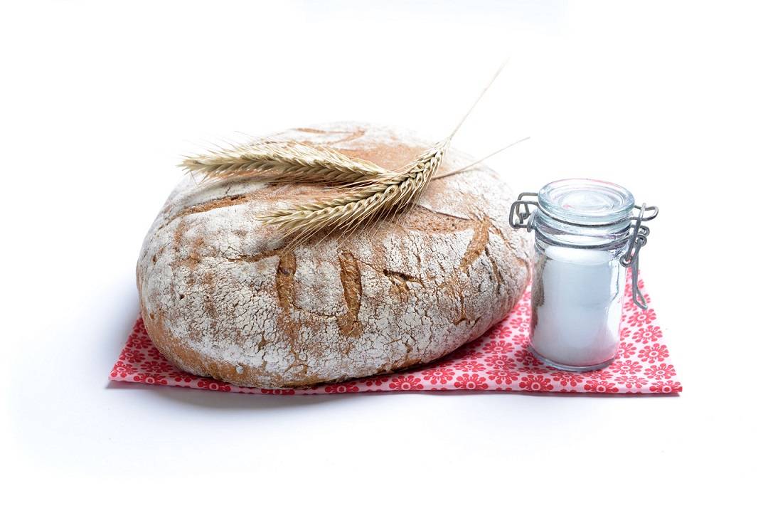  Brot und Salz sind ein sehr klischeebehaftetes Einweihungsgeschenk und werden mit Sicherheit schon von anderen mitgebracht.  