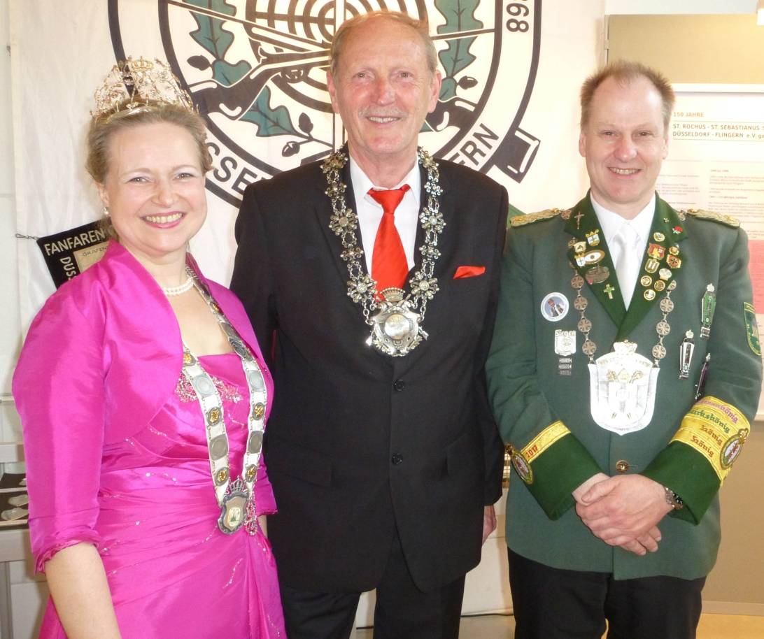  Hoher Besuch: Flingerns Schützen-Chef Wilfried Kaussen (Mitte) begrüßte zur Jubiläumsfeier auch das Diözesan-Königspaar Reiner und Petra Arenz. 