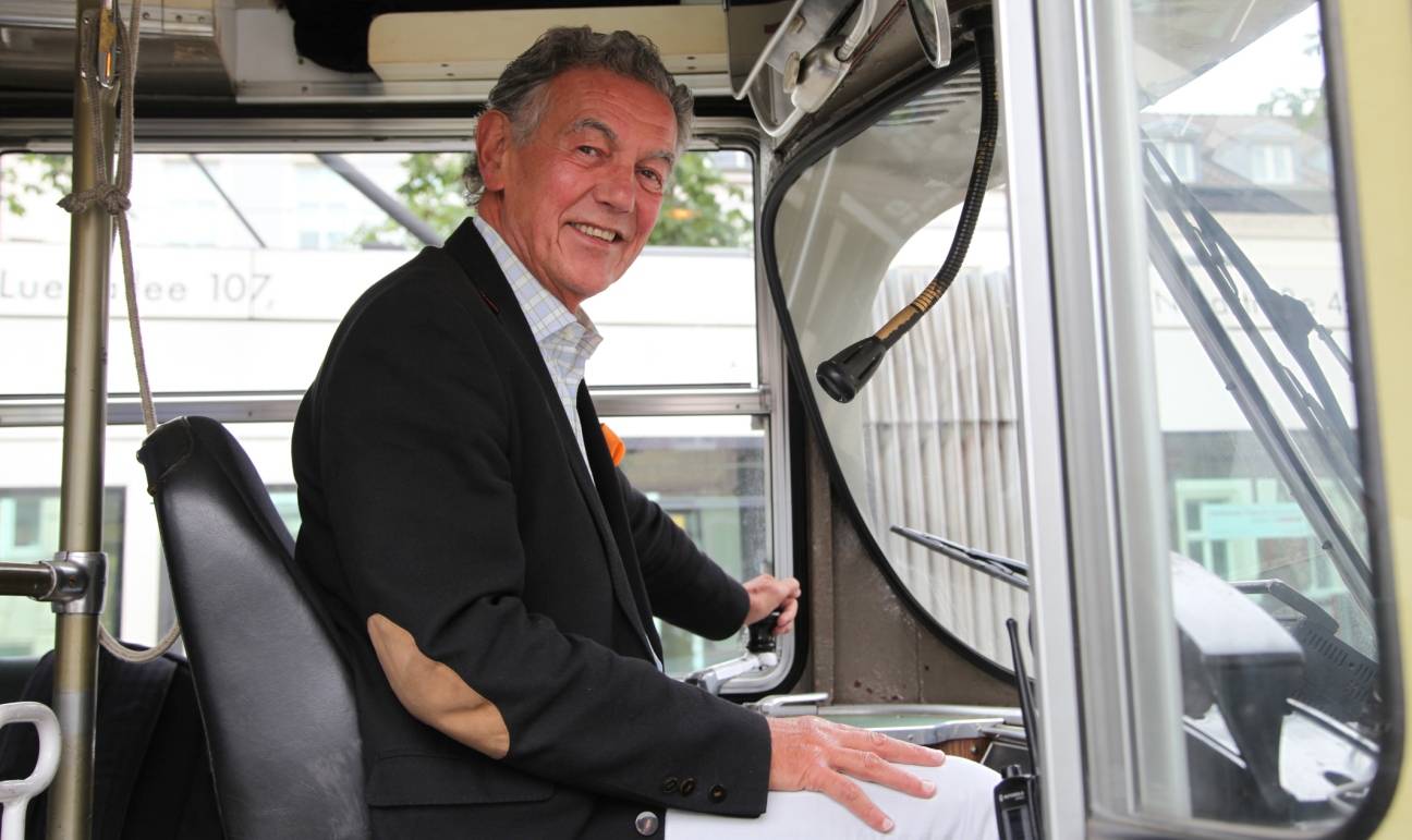  Eigentlich lässt sich Wolfgang Rolshoven ja von der Rheinbahn fahren. Fürs Foto setzt sich der Baas der Düsseldorfer Jonges aber gerne mal selbst ans Steuer der Oldie-Bahn von 1960. „Die kenne ich ja noch aus meiner Schulzeit.“ 