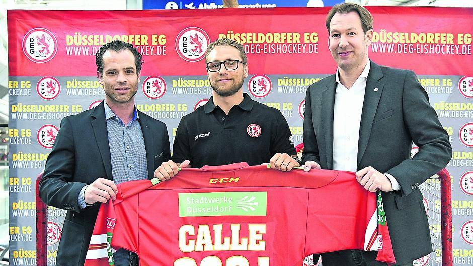  Ein Baustein für die Vorfreude der Fans auf die neue DEG-Saison: Calle Ridderwall (m.) - hier bei der offiziellen Vorstellung mit Sportchef Niki Mondt (l.) und Geschäftsführer Stefan Adams - ist zurück an der Brehmstraße. 