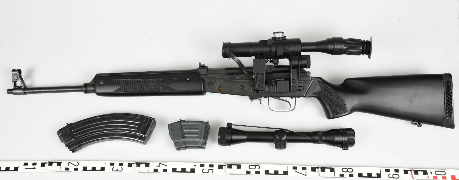  Die Tatverdächtigen wurden festgenommen und die Waffen sichergestellt.  