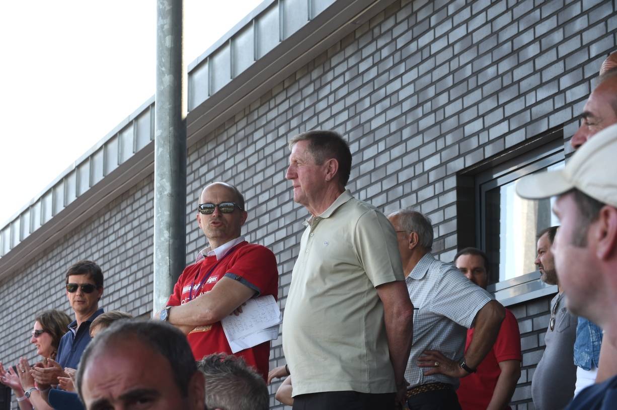 Prominentester Fan auf der Tribüne: Fortuna-Ehrenspielführer Gerd Zewe (re.) mit...