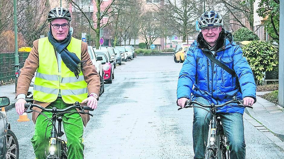  Der Beigeordnete Prof. Dr. Andreas Meyer-Falcke (li.) und Amtsleiter Harald Wehle übernahmen die die Auslieferung eines neuen Ausweises mittels Fahrrad zum Auftakt höchstselbst.  