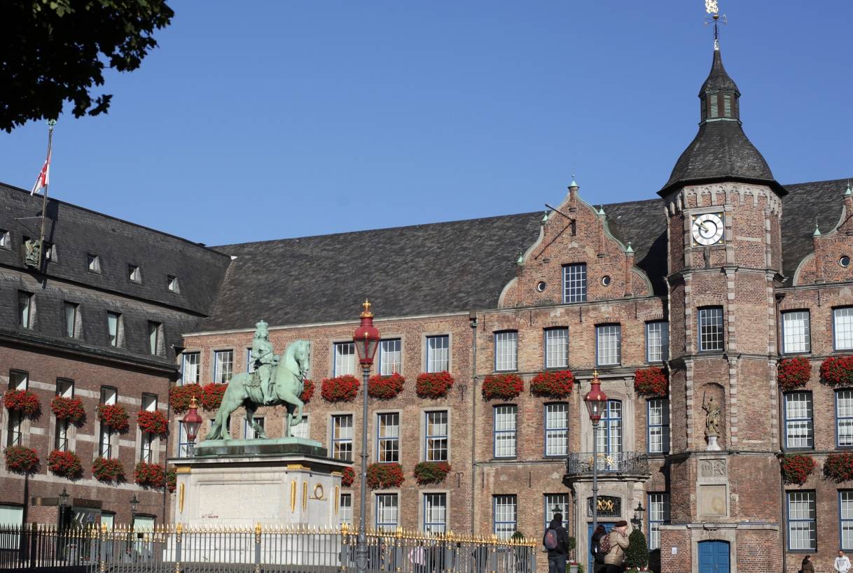 Düsseldorfer Farbenspiele - Die Rathauskolumne: Von Rügen und Rudelgoogeln