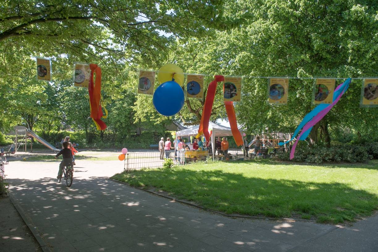  Spielplatzpaten kümmern sich um "ihren" Spielplatz: Sie sorgen dafür, dass er kinderfreundlich bleibt, melden defekte Spielgeräte oder liegengebliebenen Müll. 