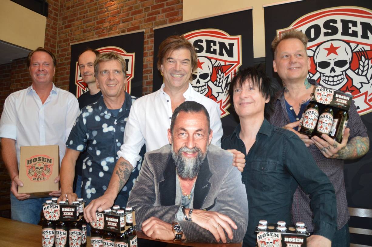  Setzten ihr neues Produkt in der Hausbrauerei Uerige in Szene: Michael Schnitzler (l.), Geschäftsführer der Hausbrauerei Uerige, gemeinsam mit der Band Die Toten Hosen. Als Pappaufsteller brachte die auch Bier-Papst Dr. Briem mit. 