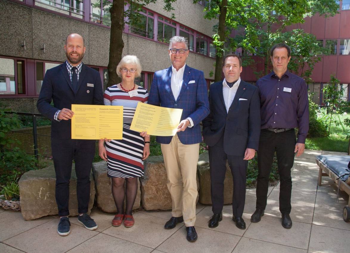  Stellten den neuen Notfallausweis gemeinsam vor: (v.l.) Dr. Martin Neukirchen, Dr. Nada Ralic (Runder Tisch Palliative Versorgung), Prof. Dr. Andreas Meyer-Falcke, Dr. Markus Reed und Dr. Martin Zodrow (PCT). 