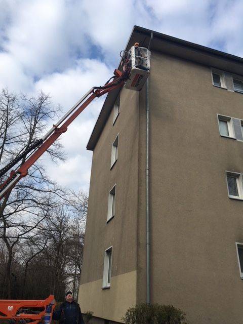  In Vorbereitung auf Fassadenarbeiten wurden in einer Wohnsiedlung in Eller Vogelnester mit Hilfe eines Hubsteigers entfernt - der OSD unterband die Arbeiten bis auf Weiteres. 