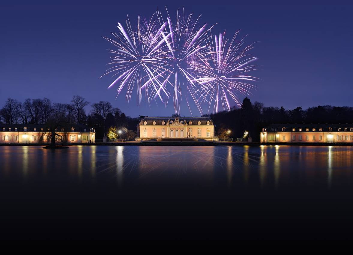  Feuerwerk über nächtlicher Schlosskulisse 