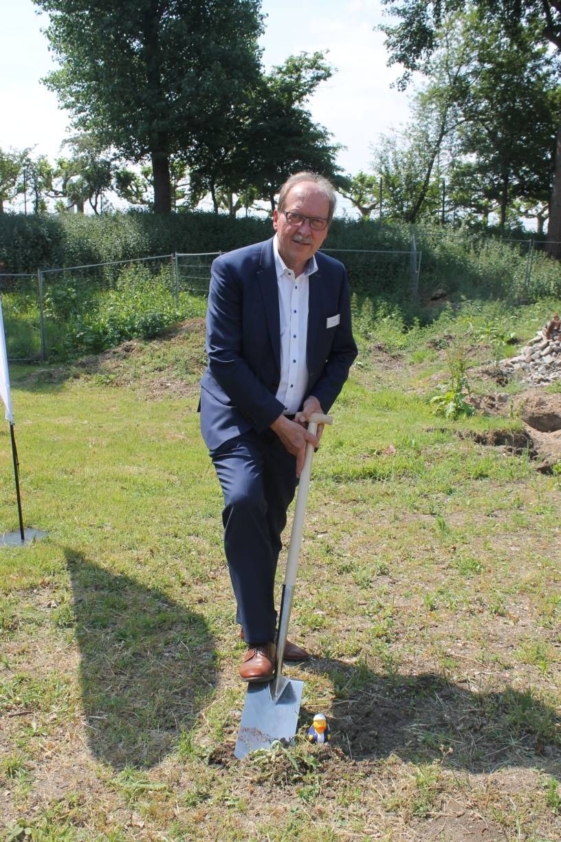  Geschäftsführer der Bädergesellschaft Roland Kettler setzt einen symbolischen Spatenstich. 