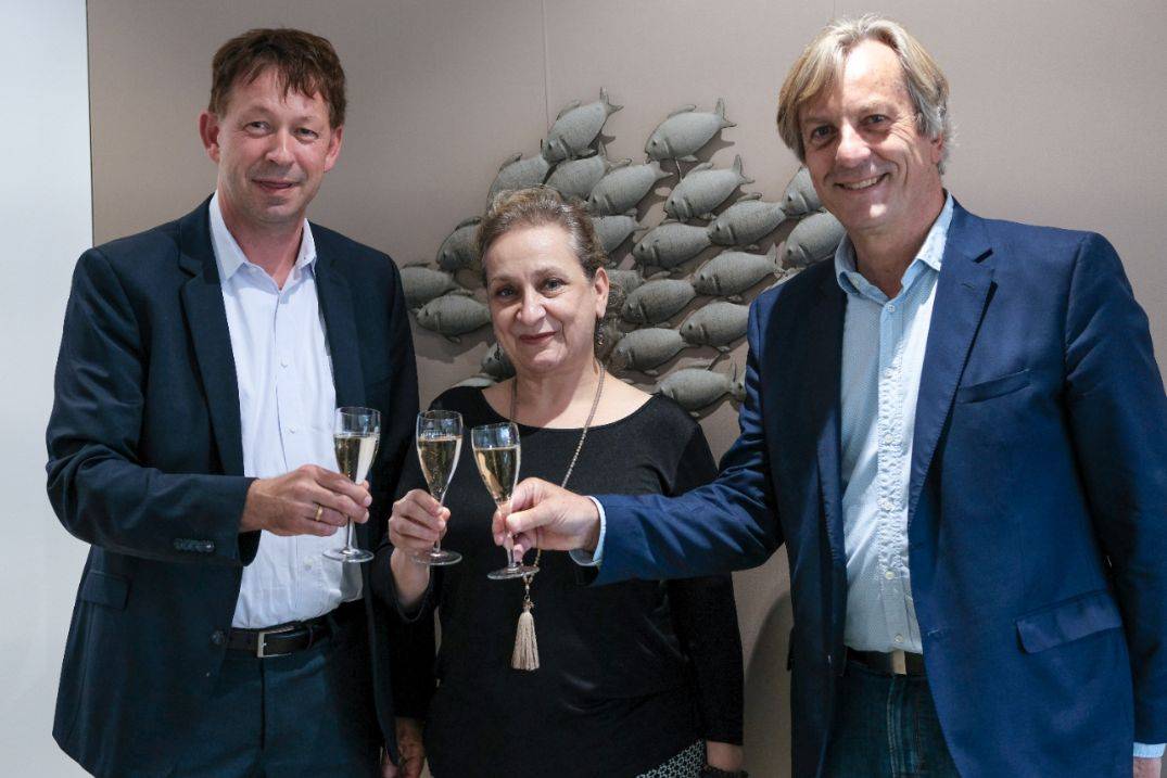 Glückwunsch an die Paul und Mia Herzog Stiftung: Stadtdirektor Burkhard Hintzsche (l.) und Sylvia P. Vits und Peter Walbröhl stoßen auf die Auszeichnung an.  