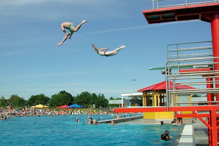 Die Freibäder Rheinbad und Benrath öffnen am Samstag