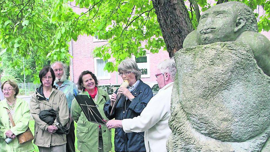  Der Initiativkreis „Hexengedenkstein“ bei einer Gedenkveranstaltung am Mahnmal. Helena Curtens und Agnes Olmans sind in Gerresheim nicht vergessen. 