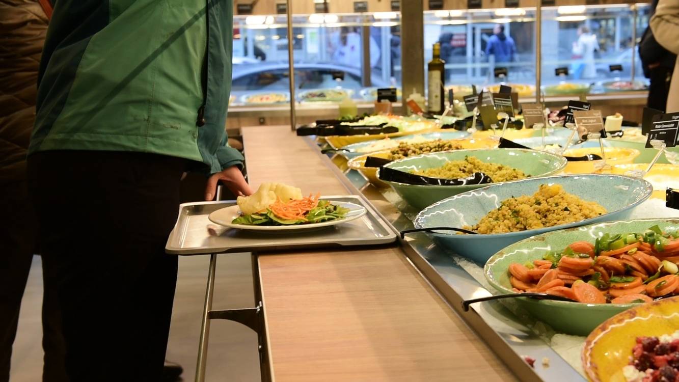  Knapp 30 warme Gerichte, ca. 20 Salate plus Desserts. 