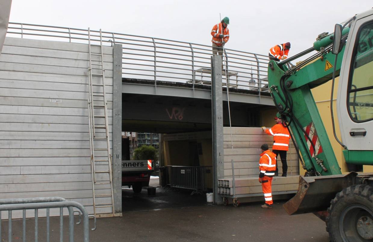  Das Hochwasserschutz-Tor am Alten Hafen wird geschlossen. 