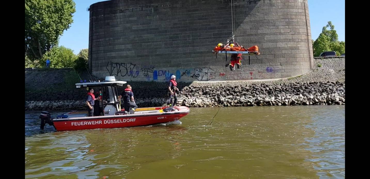 Feuerwehr simuliert Personenrettung unter der Theodor-Heuss-Brücke