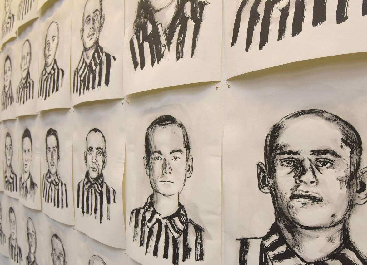  Insgesamt 111 Tuschezeichnungen schuf Josef Rosalia Hein, nachdem er Erkennungsdienstfotos der Häftlinge im Staatlichen Museum Auschwitz-Birkenau abfotografiert hatte. 