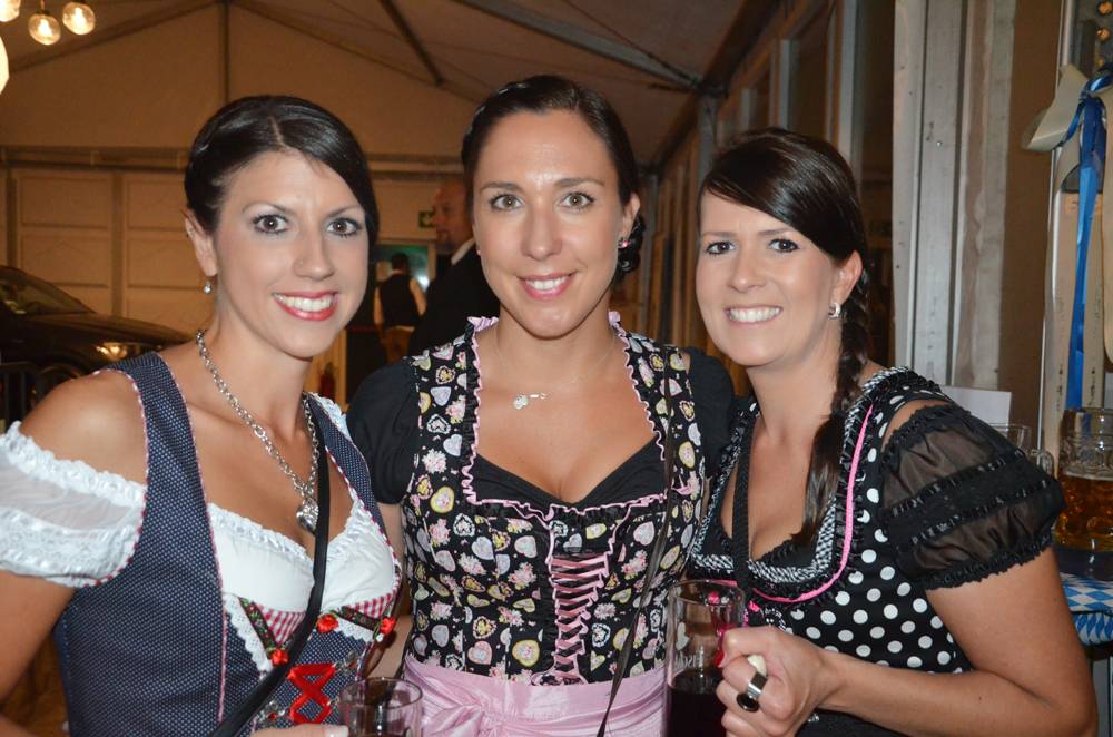 Dirndl im Dorf