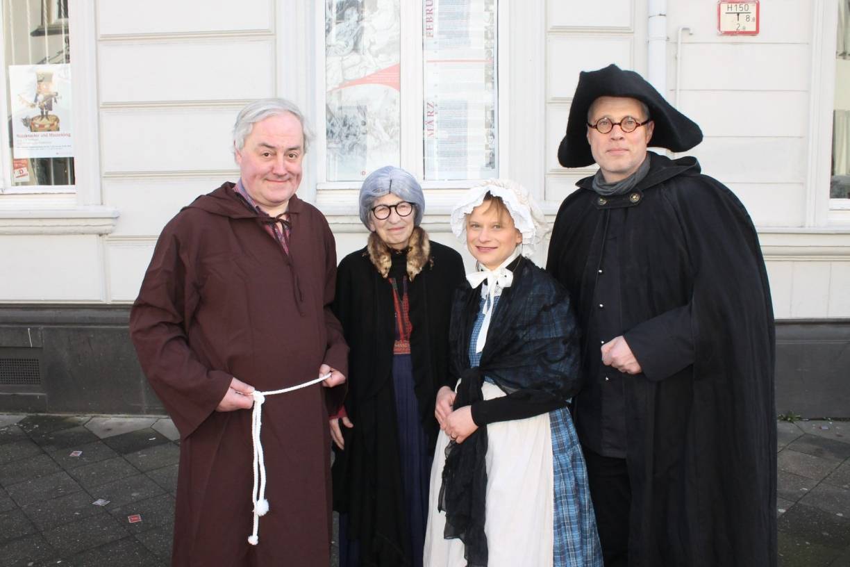  Düsseldorfs Stadtführer lassen Persönlichkeiten der Stadtgeschichte lebendig werden: Holger Hutterer als Pater Valerius, Ute Pannes als Mutter Ey, Antje Kahnt als Akademiedienerin Luise und Jörg Allenstein als Nachtwächter. 