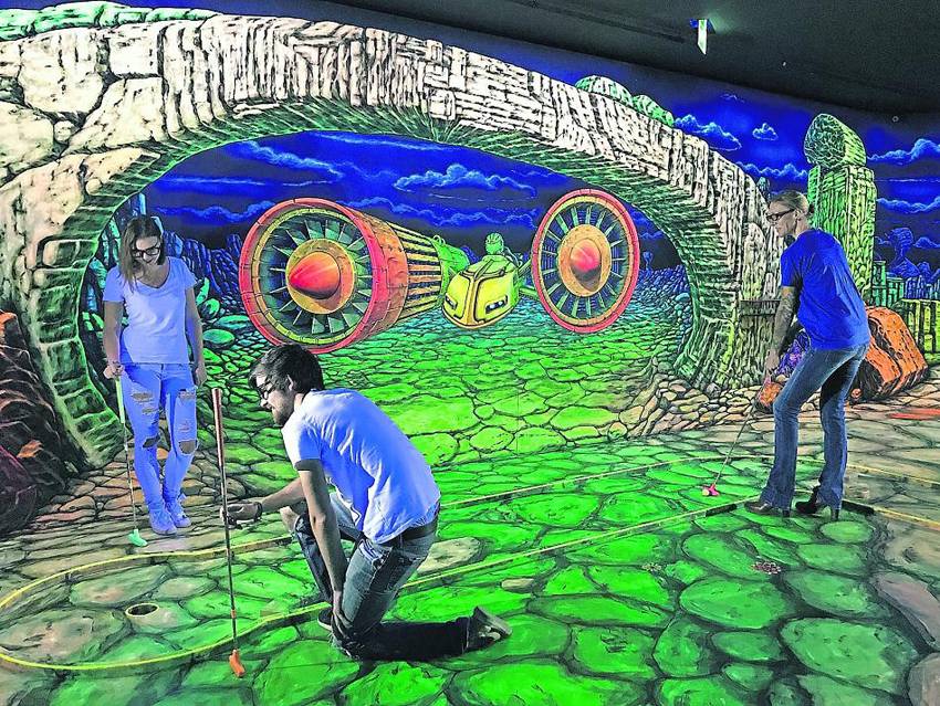 Die 3D-Schwarzlicht-Anlage in Flingern schärft die Sinne fürs Dunkle: Fantastische Minigolf-Reise