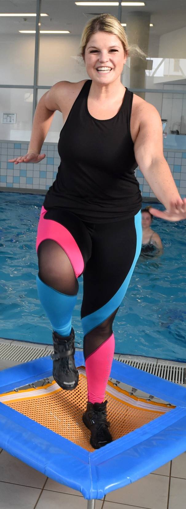  Trainerin Juliane Schiel macht es auf dem Trockenen vor. Im Wasser gibt es allerdings Widerstand - vom Element, nicht von den Kursteilnehmern. 