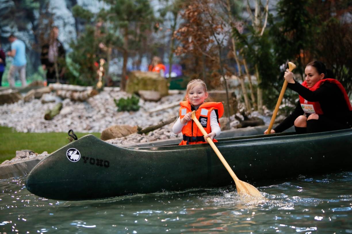  Nicht nur zuschauen: Auf der Messe kann und soll ausprobiert werden. Wie hier beim Schnupperpaddeln auf der Kanustrecke der Word of Paddling. 