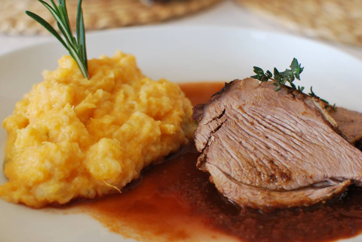  Macht nicht ganz so viel Arbeit, finden Can Erdal und Benjamin Jopen: Lammkeule mit Paprika und Orangen. 