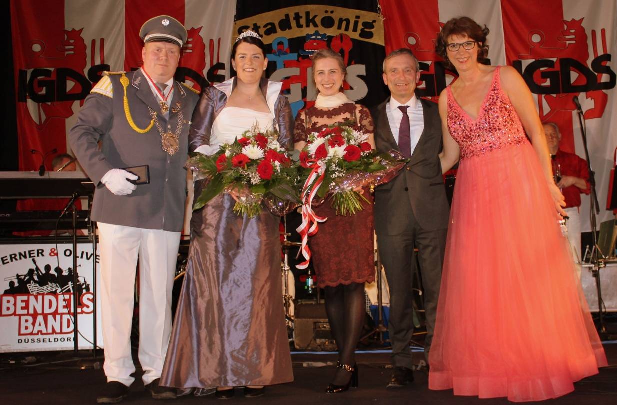  IGDS-Chefin Britta Damm (re.) mit dem Ehepaar Geisel und dem neuen Stadtkönigspaar Norbert und Cathrin Janßen. 