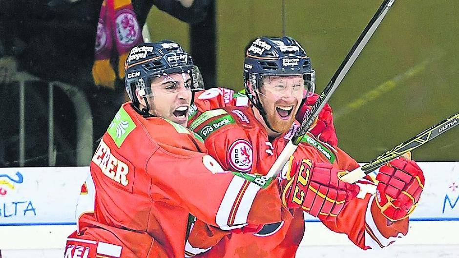  Zuletzt gab es großen DEG-Jubel - Maxi Kammerer (l.) und Torschütze Alexej Dmitriev feiern am vergangenen Sonntag den 2:1-Siegtreffer gegen Mannheim. 