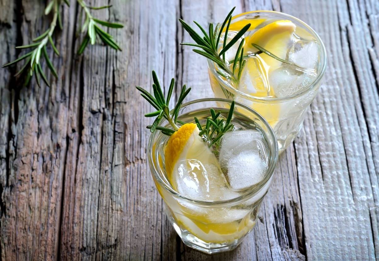  Gin ist eine meist farblose Spirituose mit Wacholder und Hauptbestandteil vieler Cocktails. 