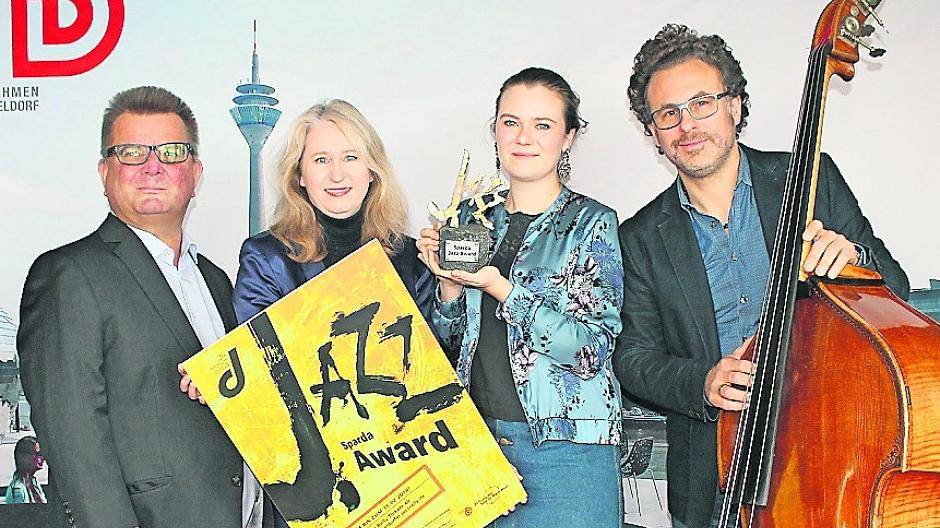  Boris Neisser, Vorstandsmitglied der Destination Düsseldorf, Ursula Wißborn von der Sparda-Bank, Charlotte Illinger, Gewinnerin des Sparda Jazz Awards 2017 und Nico Brandenburg, Jury-Mitglied des Sparda Jazz Award (v. l.). 