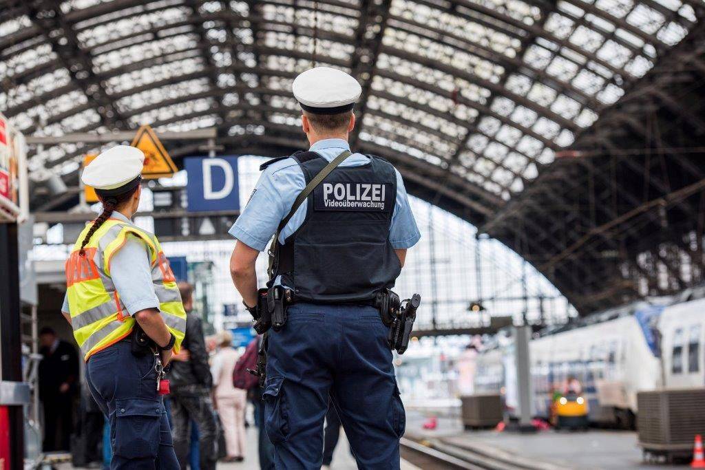 Mann fasst einer Frau im Hauptbahnhof in den Schritt