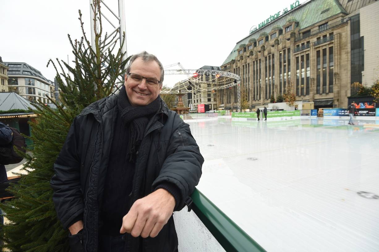  Oscar Bruch und seine erste Eisbahn - neben dem Riesenrad auf dem Burgplatz könnte das eine weitere Düsseldorfer Erfolgsgeschichte werden. Erwachsene zahlen 7,50 pro Tag, Kinder unter 11 Jahren 5 Euro. Im Angebot sind auch 5er- und 10er-Tickets.  