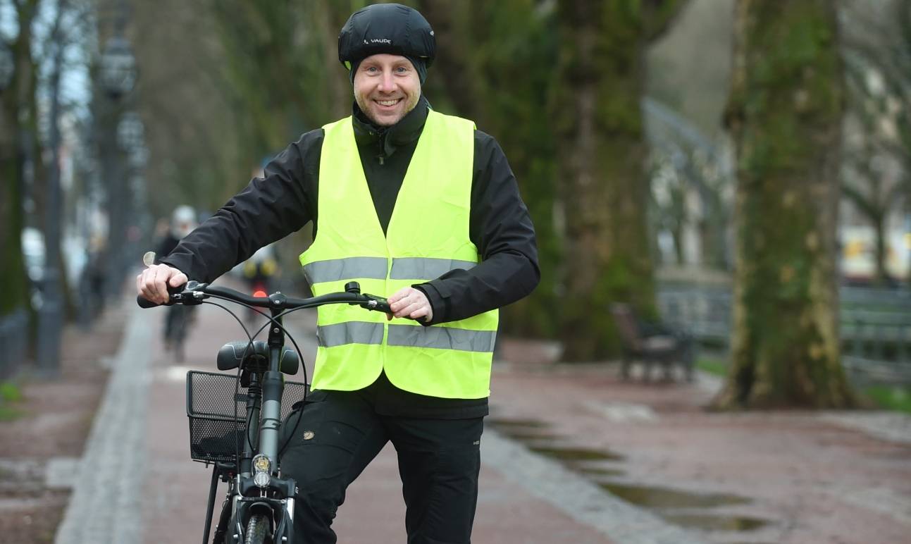  Mode ist das Gegenteil von Ewigkeit. Vielleicht aber kann man mit dem vermeintlich modischen Aspekt des Tragens einer Signalweste das eigene Leben einige Tage Richtung Ewigkeit verlängern. 
