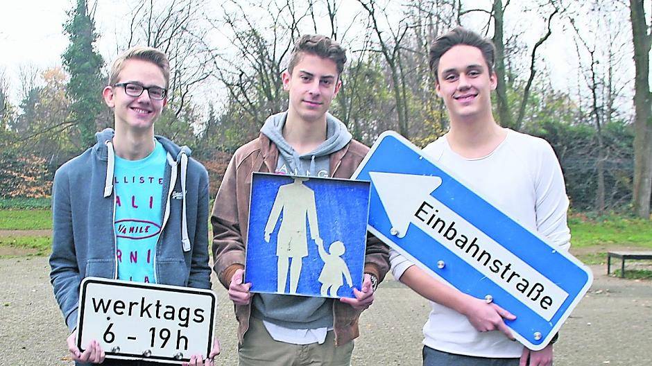  Tom Küster, Marlon Kramer und Maurice Krüger (v.l., alle 16 Jahre alt) sind Teil der Schülerfirma und stellen in Eigenregie aus ausrangierten Straßenschildern coole Wohnaccessoires her. 